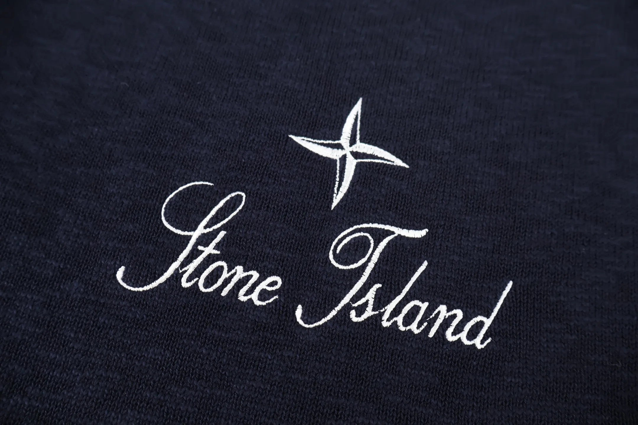 P460 Stone Island Stone Island embroidered sweater (blue). The original version was purchased and developed for 4,050 yuan. It is woven with yarn knitted from 58% wool and 42% nylon. The classic navy blue tone outlines a simple silhouette, and the raglan sleeve design takes into account both wearing comfort and the beauty of the shoulder line. The white embroidered brand logo and starburst pattern on the chest form a visual highlight, and the delicate stitching shows the craftsmanship. The selected knitted fabric is soft and skin-friendly, and the ribbed collar, cuffs and hem enhance the stiffness of the silhouette. Whether worn alone or layered, you can easily create a daily look that combines functionality and style. Size:S-M-L